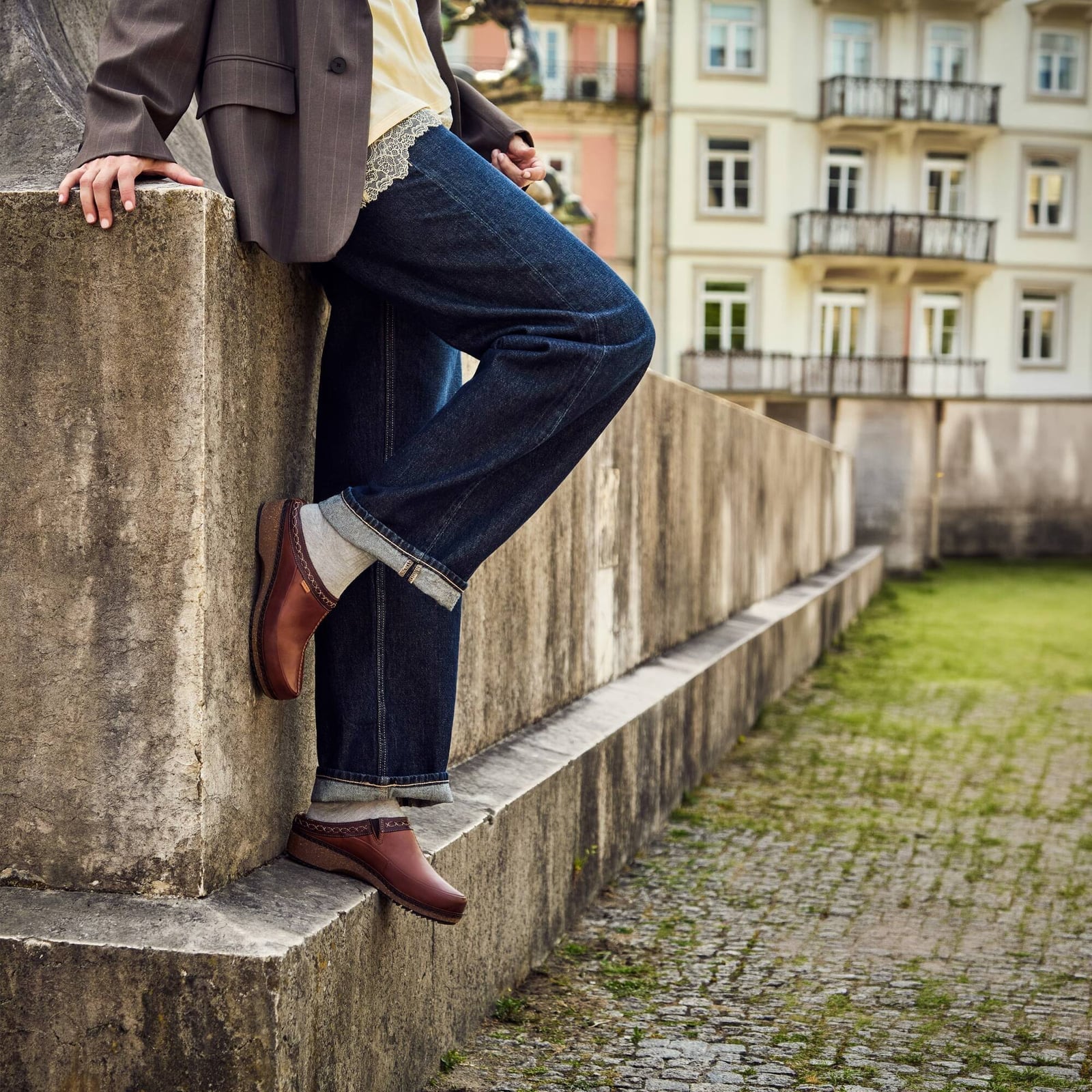 Brown Clogs with Cuffed Wide-Leg Jeans and Pinstripe, Close-Up Take Brown Clogs with Cuffed Wide-Leg Jeans and Pinstripe, Close-Up Take — Simple Clogs Outfits