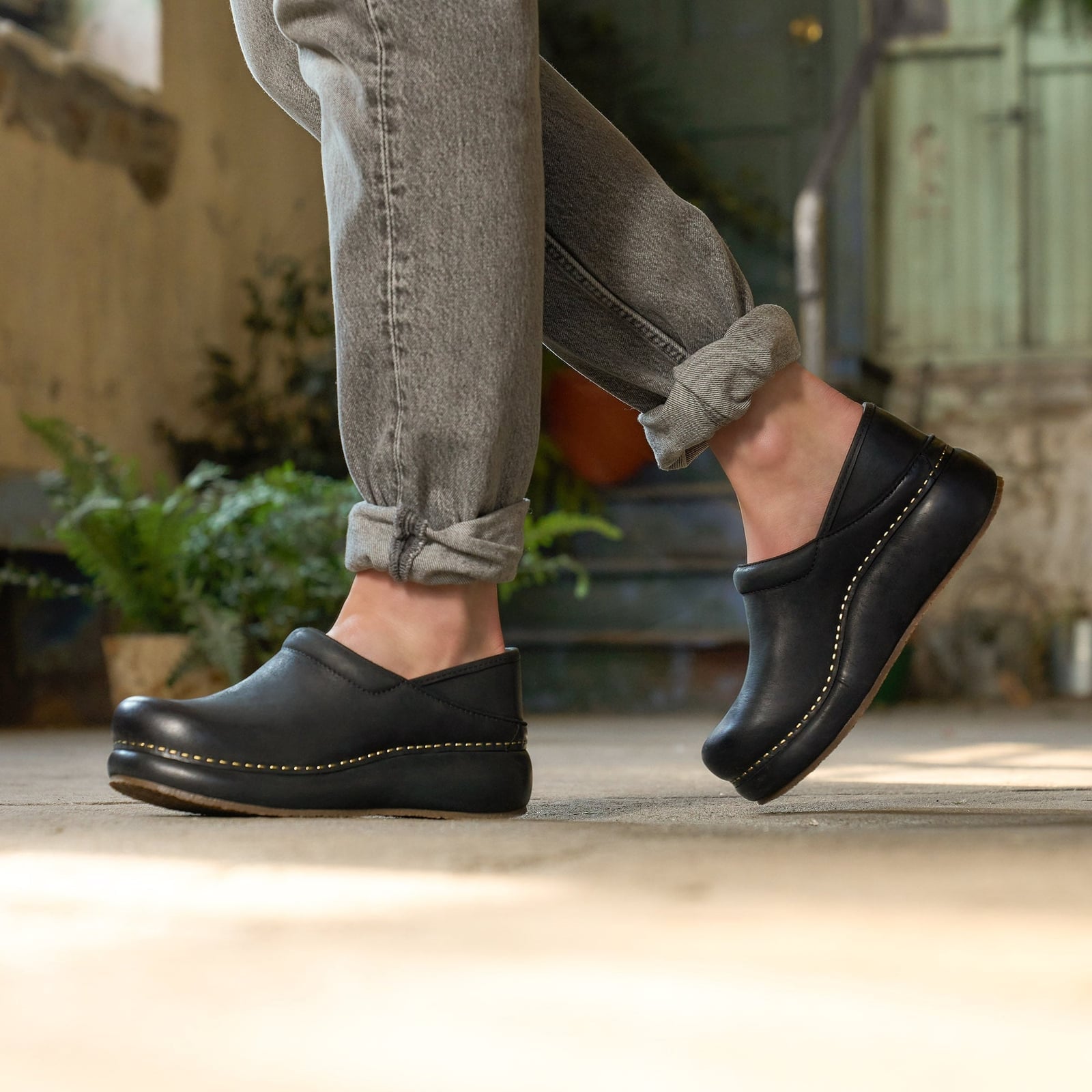 Black Platform Clogs with Gray Straight-Leg Jeans, Close-Up Take Black Platform Clogs with Gray Straight-Leg Jeans, Close-Up Take — Simple Clogs Outfits