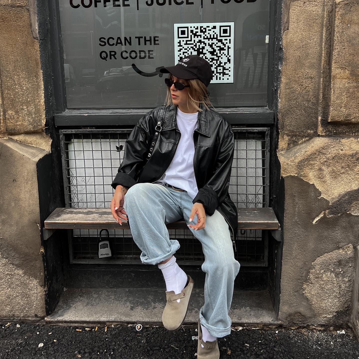 Baggy Jeans with Light Gray Clogs and Leather Jacket Baggy Jeans with Light Gray Clogs and Leather Jacket — Simple Clogs Outfits