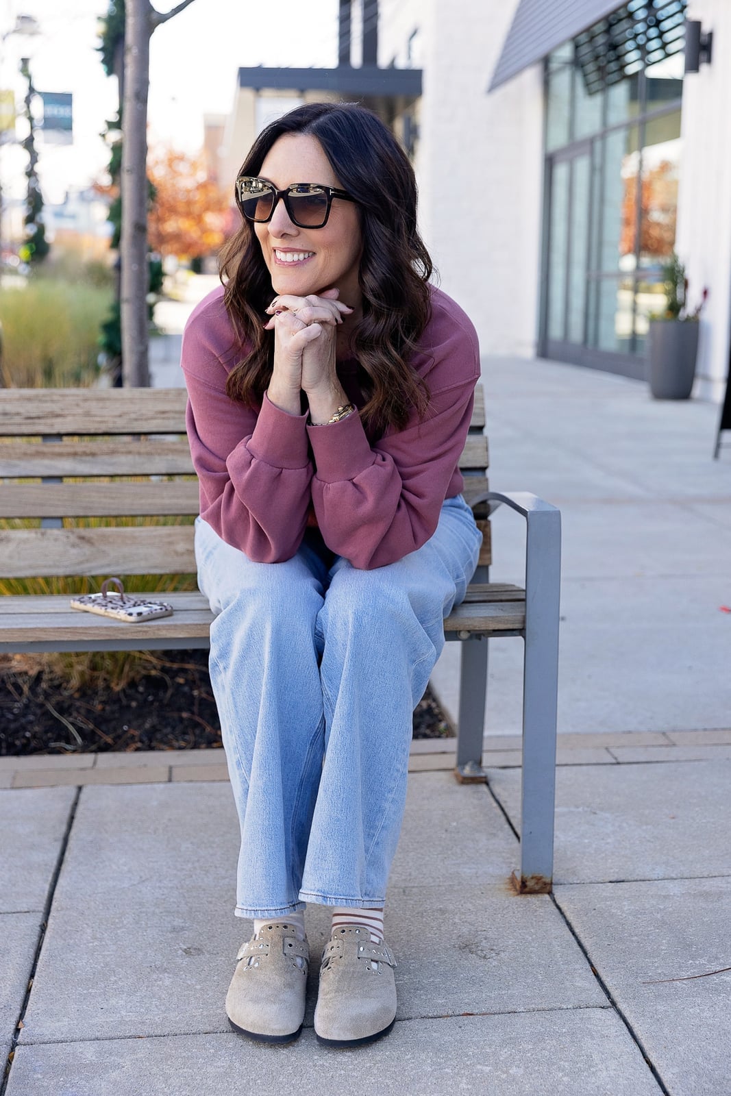 Pink Sweatshirt with Suede Clogs and Light Blue Jeans Pink Sweatshirt with Suede Clogs and Light Blue Jeans — Simple Clogs Outfits