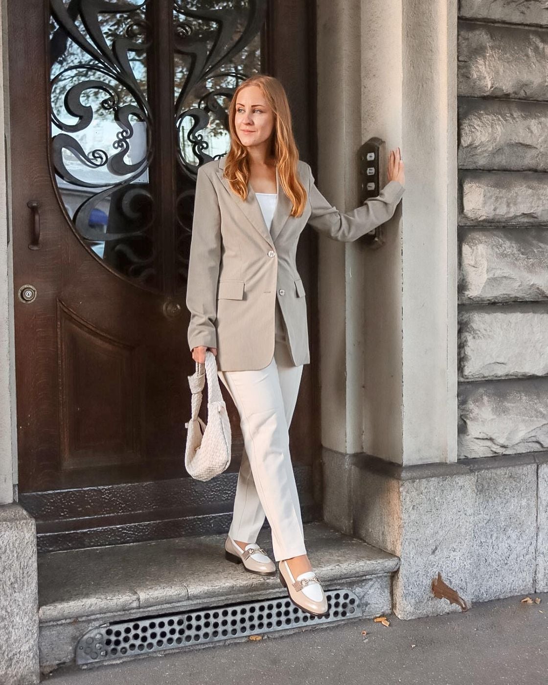 Beige Oversized Blazer with Cream Trousers Beige Oversized Blazer with Cream Trousers — Simple Conference Outfits