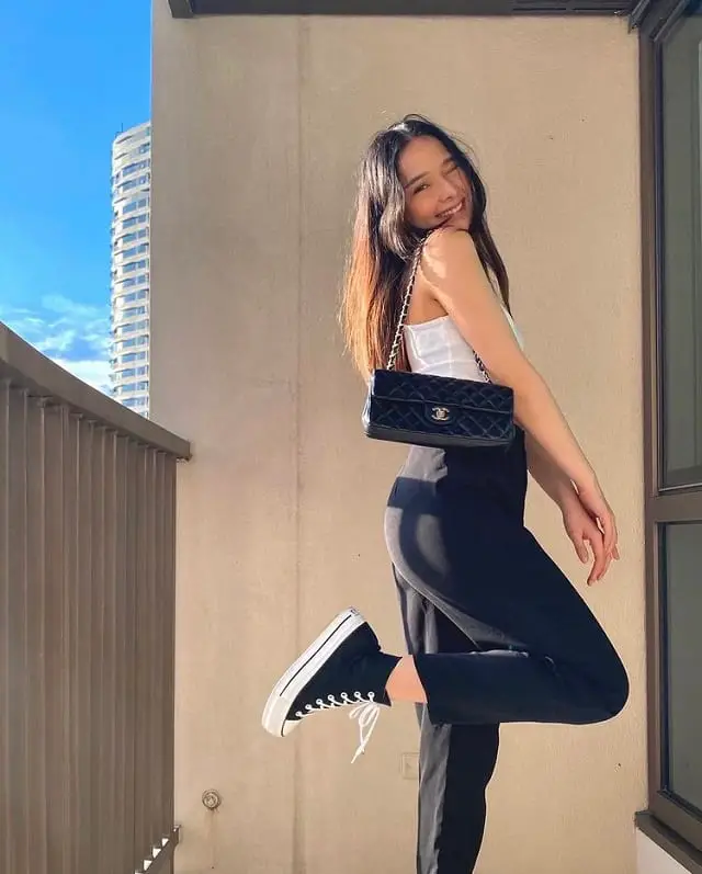 White Tank Top With High Waisted Wide Leg Trousers White Tank Top With High Waisted Wide Leg Trousers — Simple Converse Outfits Black