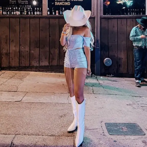 Off-the-shoulder Corset Top and Shorts Set with Cowboy Hat Off-the-shoulder Corset Top and Shorts Set with Cowboy Hat — Simple Country Concert Outfits Ideas