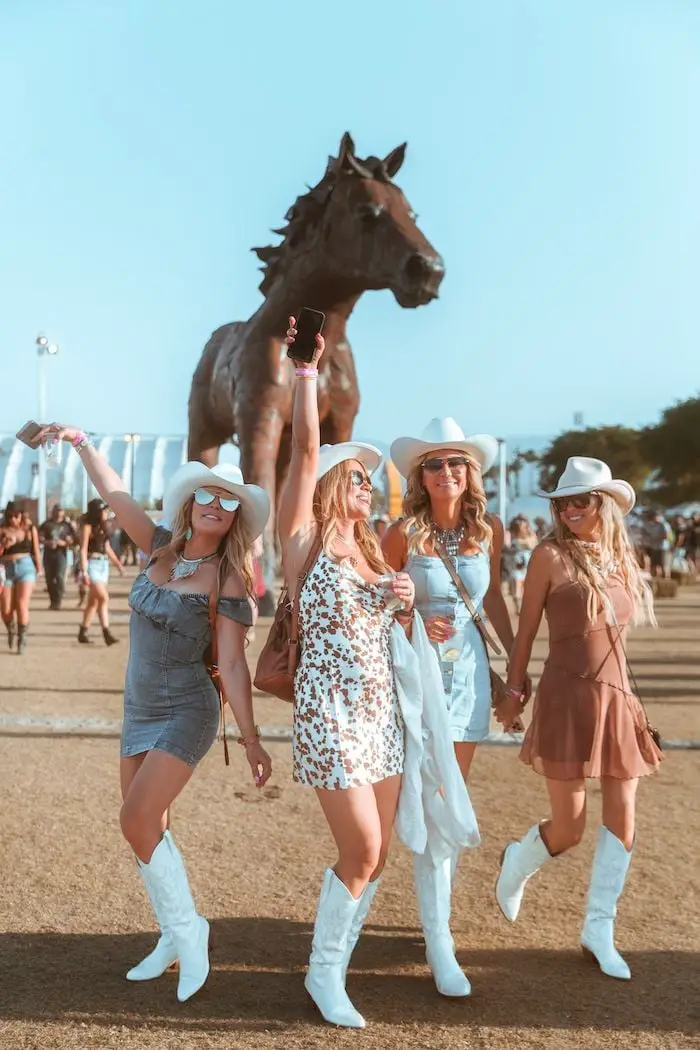 Mini Dresses with White Cowboy Boots and Hats and Neutral Earth Tones Mini Dresses with White Cowboy Boots and Hats and Neutral Earth Tones — Simple Country Concert Outfits Ideas