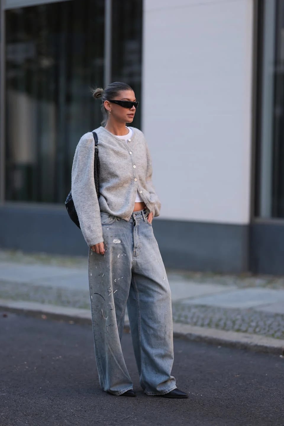Gray Oversized Cardigan with Wide-Leg Jeans Gray Oversized Cardigan with Wide-Leg Jeans — Simple Cropped Cardigan Outfits