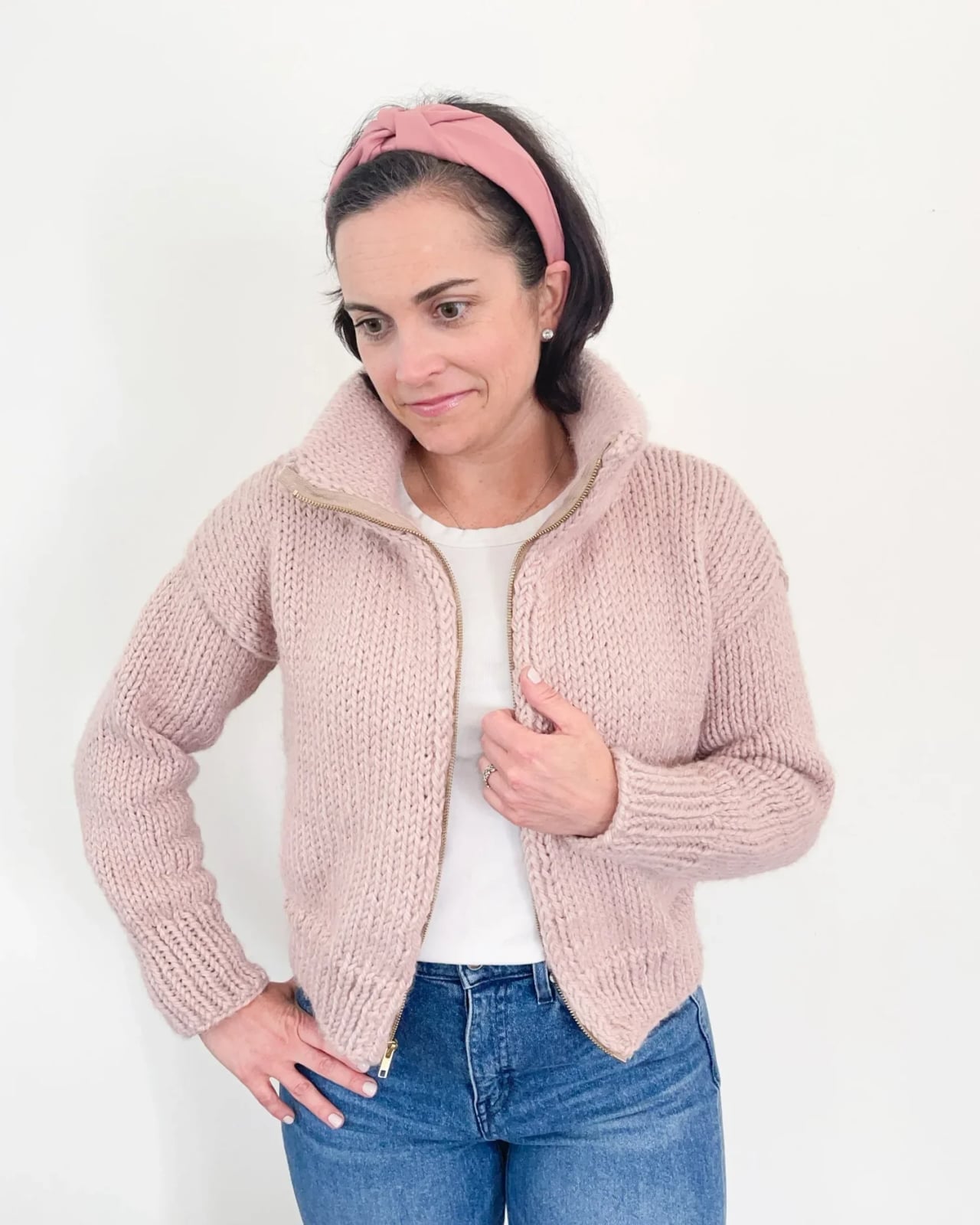 Pink Chunky Cardigan with Zipper and Jeans Pink Chunky Cardigan with Zipper and Jeans — Simple Cropped Cardigan Outfits