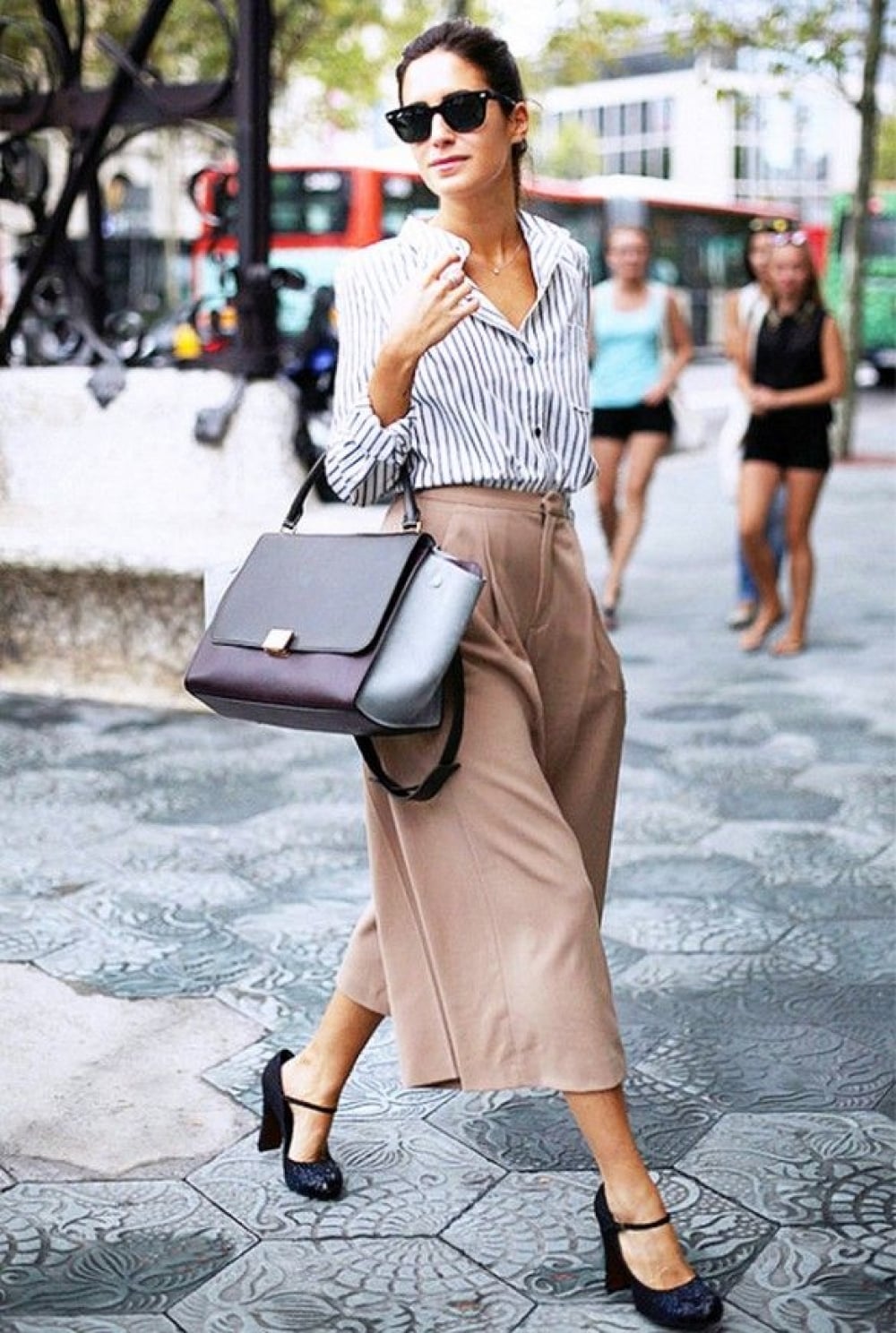 Beige Wide Leg Culottes With Striped Shirt And Navy Heels Beige Wide Leg Culottes With Striped Shirt And Navy Heels — Simple Culottes Outfits