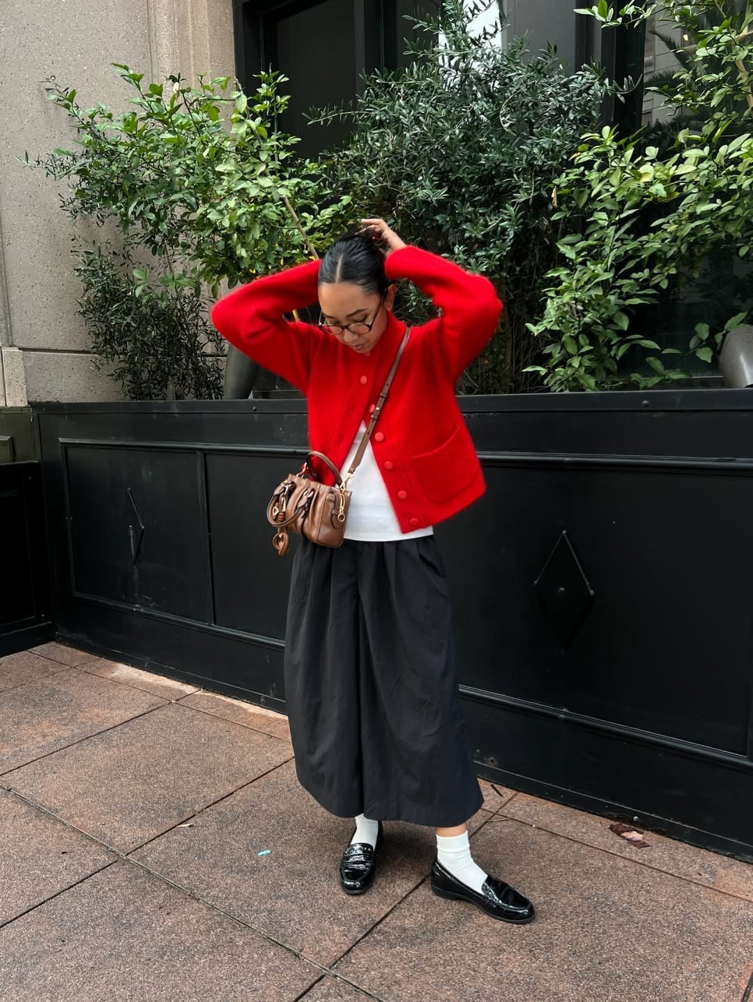 Black Culottes With White Tee And Red Knit Cardigan Black Culottes With White Tee And Red Knit Cardigan — Simple Culottes Outfits