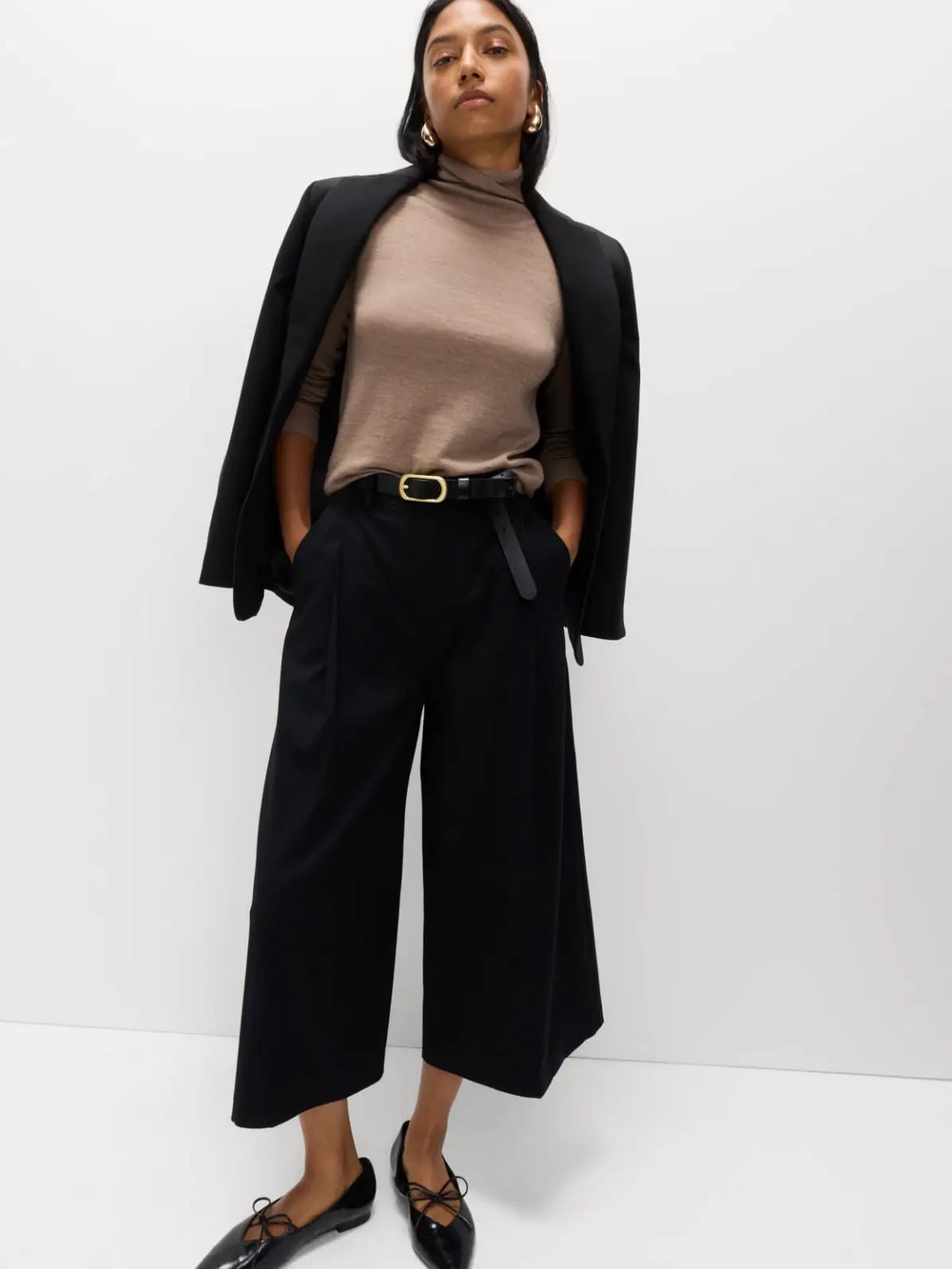 Beige Turtleneck With Black Culottes And Draped Blazer Beige Turtleneck With Black Culottes And Draped Blazer — Simple Culottes Outfits