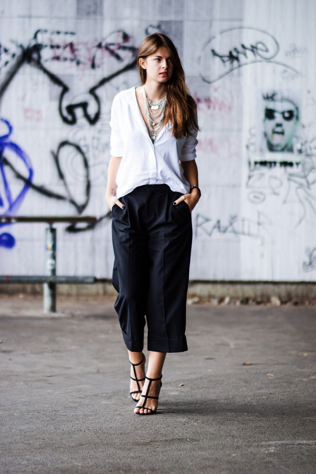 Black Wide Leg Culottes With White Shirt And Statement Necklace Black Wide Leg Culottes With White Shirt And Statement Necklace — Simple Culottes Outfits