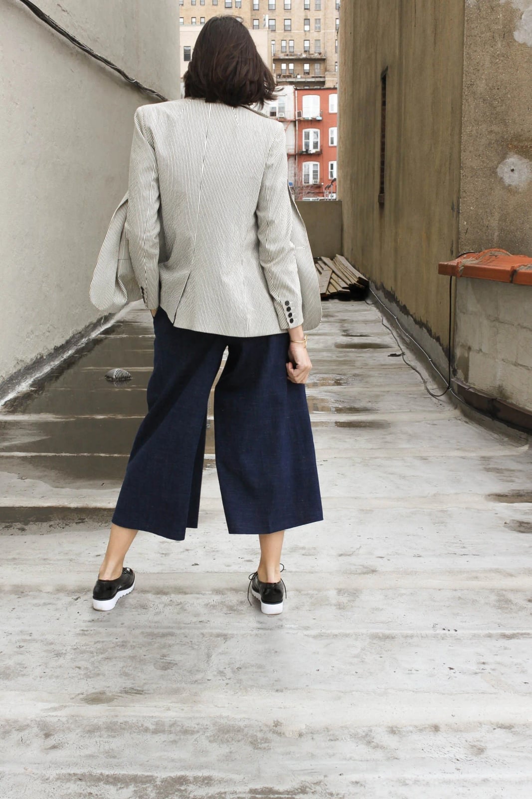 Dark Blue Wide Leg Culottes With Striped Oversized Blazer Dark Blue Wide Leg Culottes With Striped Oversized Blazer — Simple Culottes Outfits