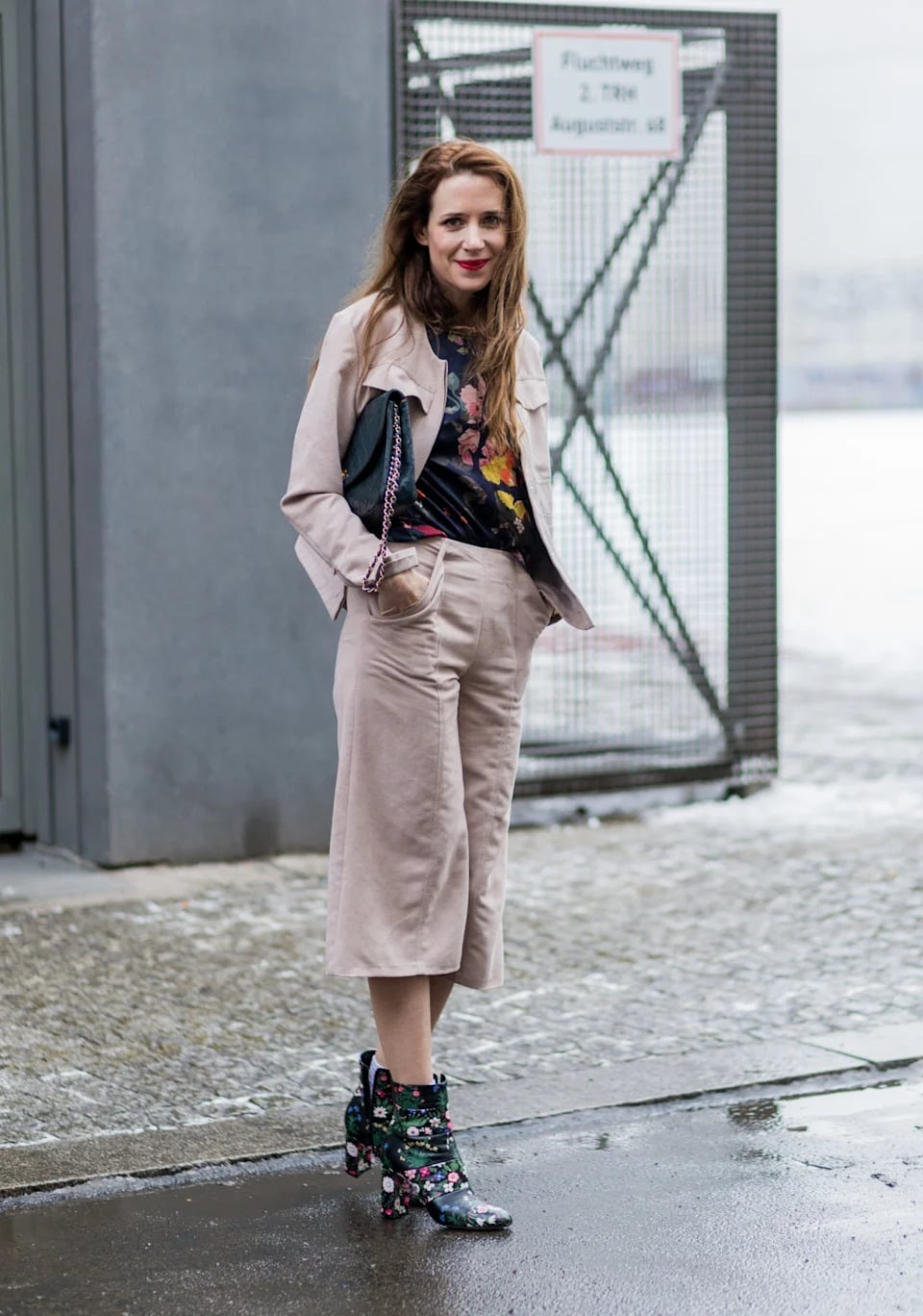Pale Pink Culottes With Cropped Jacket And Floral Boots Pale Pink Culottes With Cropped Jacket And Floral Boots — Simple Culottes Outfits