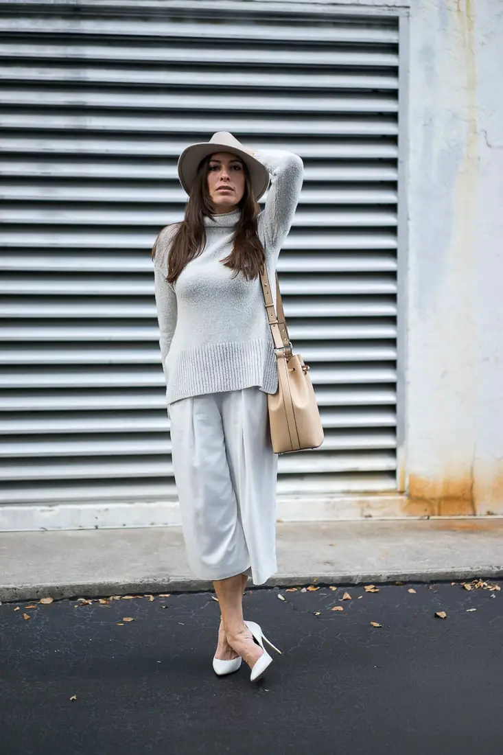 Monochromatic Light Gray Culottes And Turtleneck Monochromatic Light Gray Culottes And Turtleneck — Simple Culottes Outfits