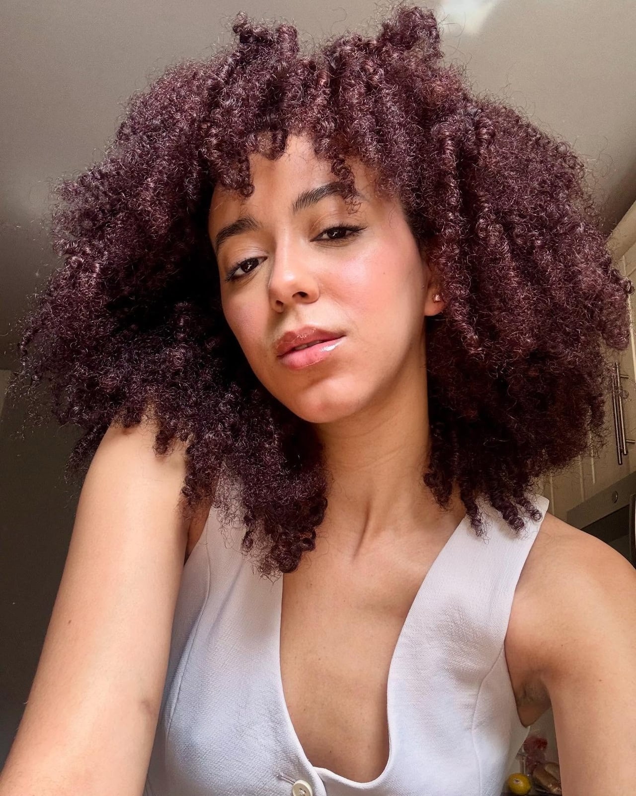 Short Layered Cut With Fine Curly Texture Short Layered Cut With Fine Curly Texture — Simple Curly Bangs