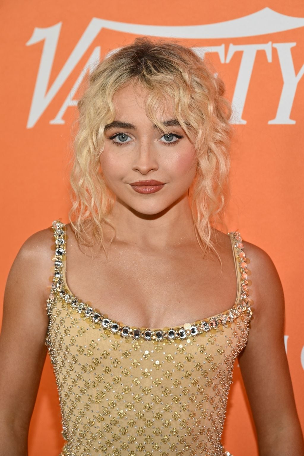 Collarbone Wavy Layers With Curtain Bangs and Blonde Highlights Collarbone Wavy Layers With Curtain Bangs and Blonde Highlights — Simple Curly Bangs