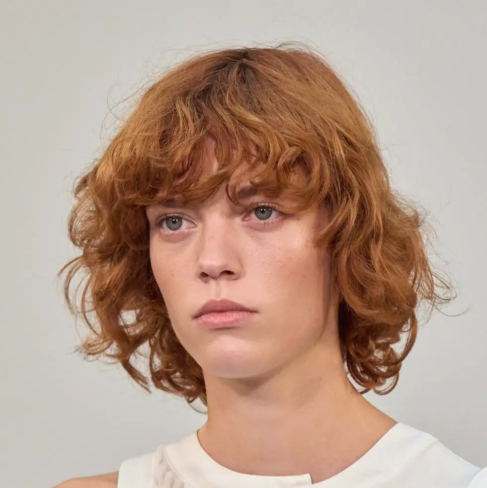 Collarbone Auburn Bob With Layers Collarbone Auburn Bob With Layers — Simple Curly Bangs