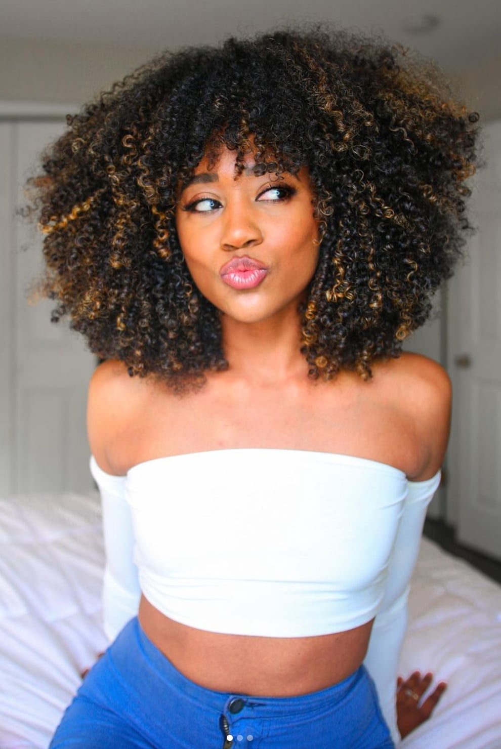 Collarbone Layers With Blonde Highlights Collarbone Layers With Blonde Highlights — Simple Curly Bangs