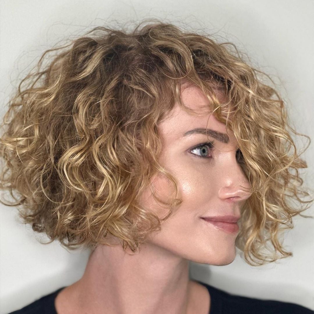 Honey Blonde Bob With Curtain Bangs, Chin, Close-Up Take Honey Blonde Bob With Curtain Bangs, Chin, Close-Up Take — Simple Curly Bob Hairstyles
