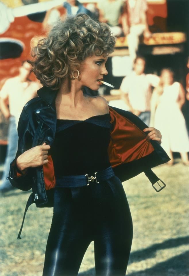 Iconic Chin Length Blonde Bob With Curly Bangs Iconic Chin Length Blonde Bob With Curly Bangs — Simple Curly Hair Costumes