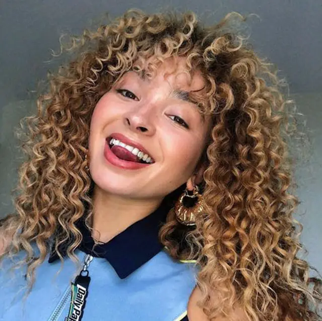 Collarbone Shag With Voluminous Curtain Bangs, Middle Collarbone Shag With Voluminous Curtain Bangs, Middle — Simple Curly Hair Cuts