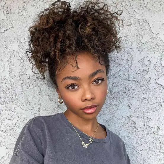 Collarbone Layers With Chestnut Highlights Collarbone Layers With Chestnut Highlights — Simple Curly Hair Cuts