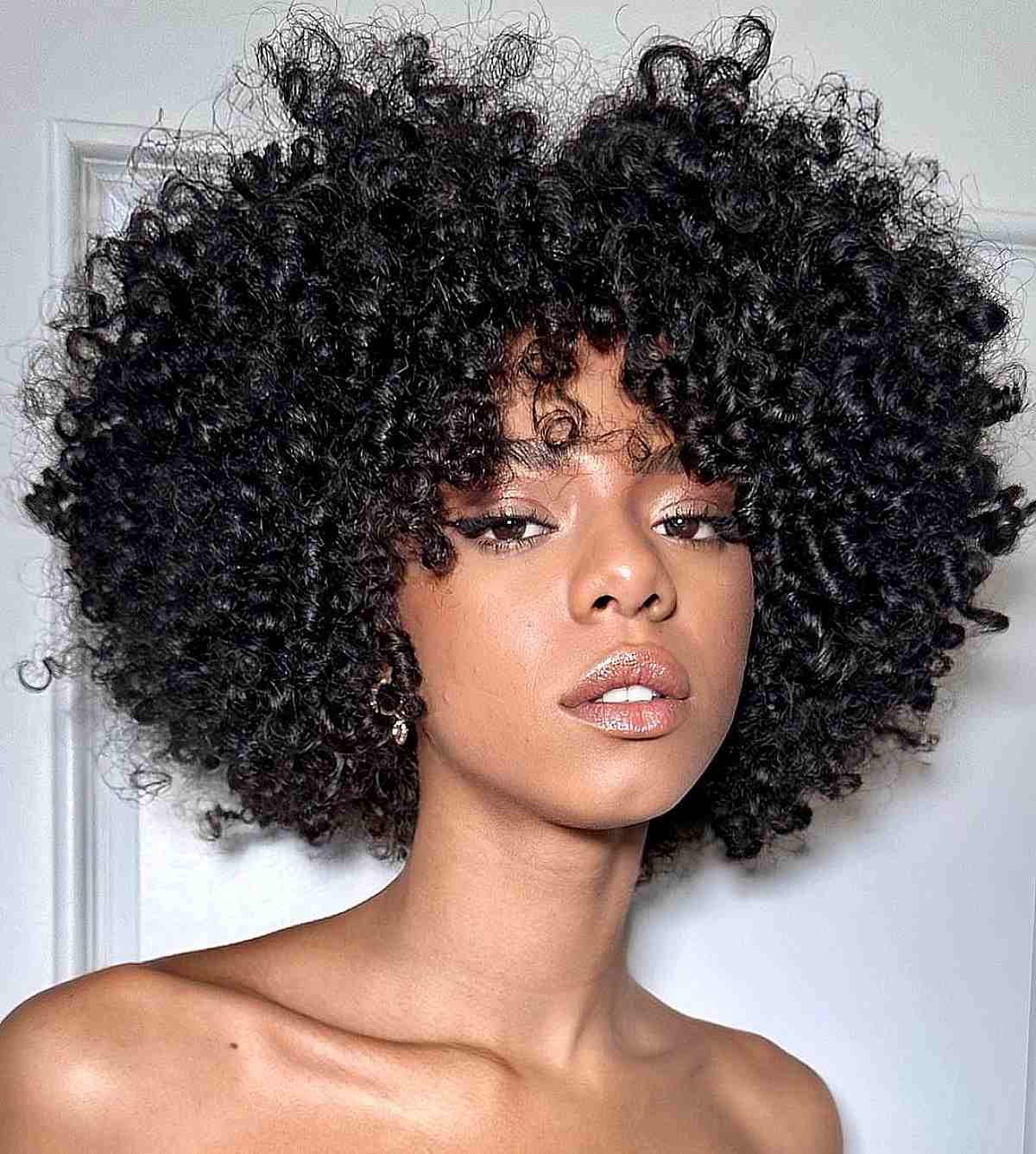 Voluminous Collarbone Cut With Curtain Bangs Voluminous Collarbone Cut With Curtain Bangs — Simple Curly Hair Cuts