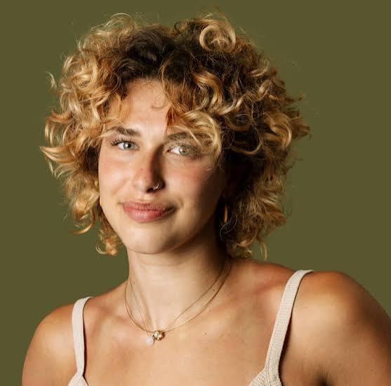 Shoulder Length Layers With Short Bangs And Honey Blonde Hue — Simple Curly Highlights