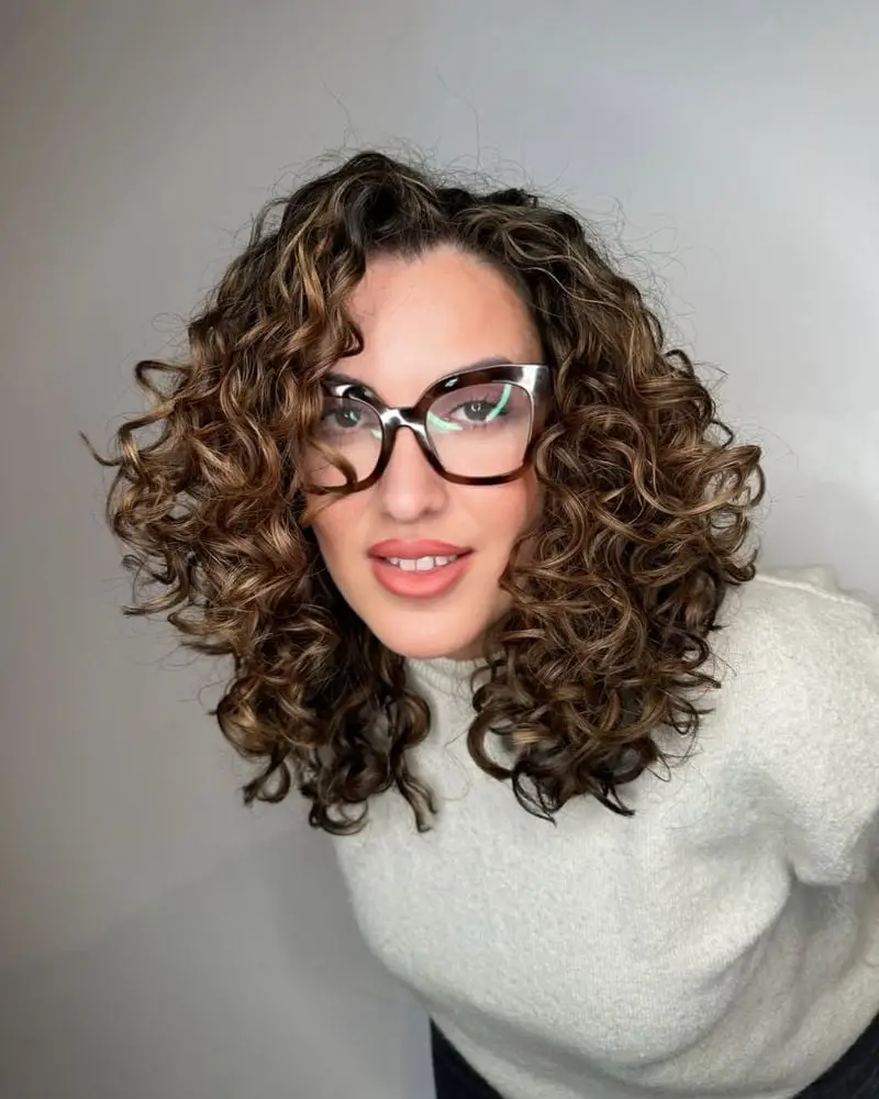 Collarbone Length Layers With Dark Brown And Blonde Highlights — Simple Curly Highlights