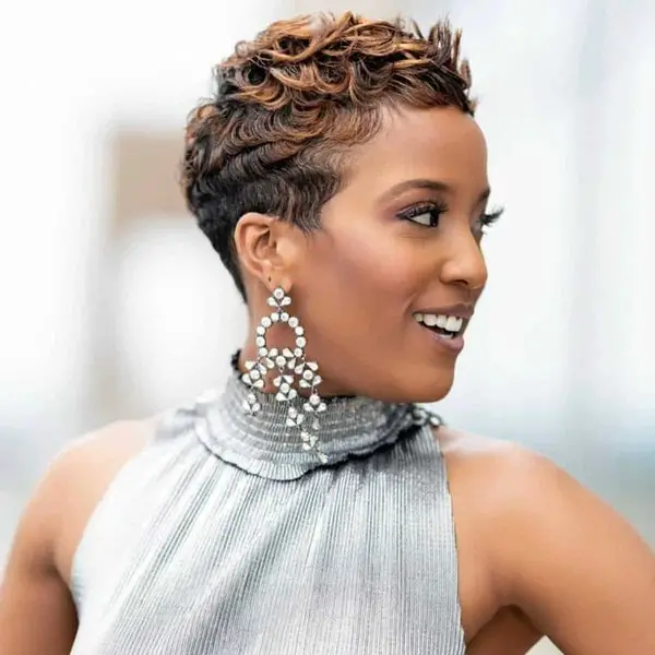 Short Hair With Dark Blonde Highlights — Simple Curly Highlights