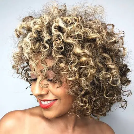 Collarbone Lob With Glossy Blonde Highlights — Simple Curly Highlights
