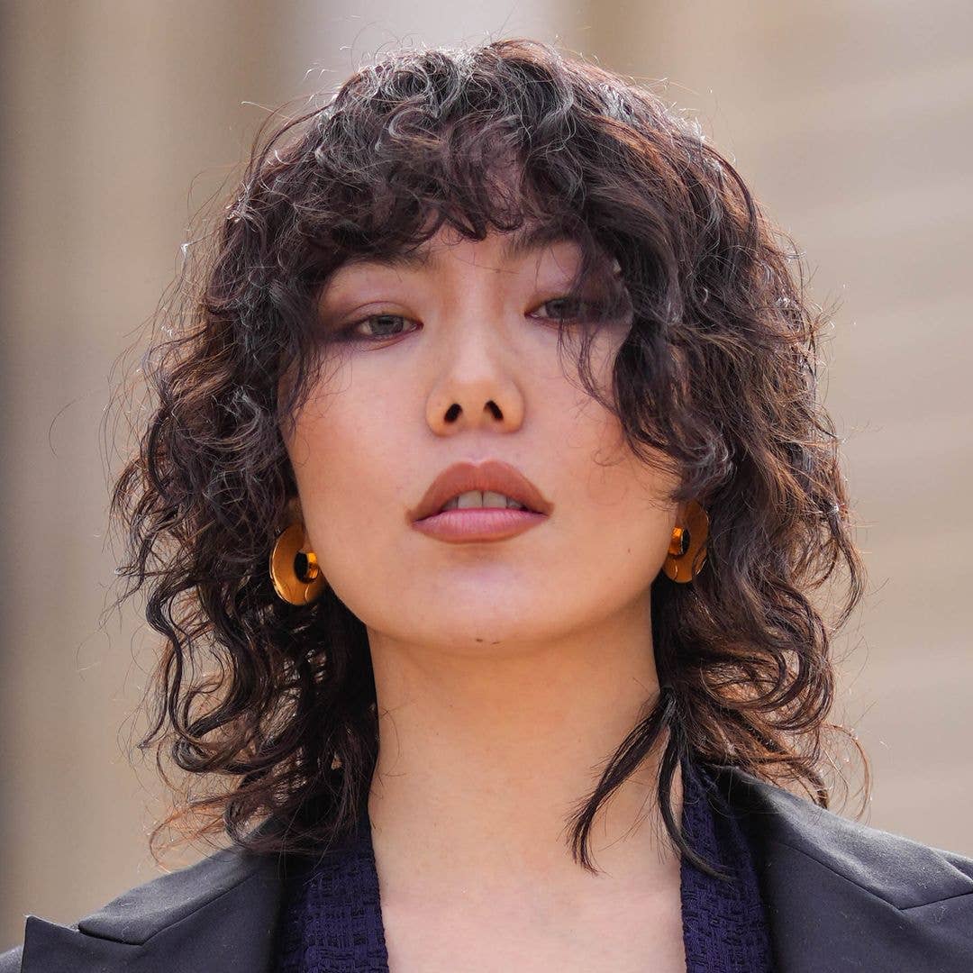 Collarbone Dark Brown Wolf Cut With Textured Curtain, Everyday Version Collarbone Dark Brown Wolf Cut With Textured Curtain, Everyday Version — Simple Curly Wolf Cut