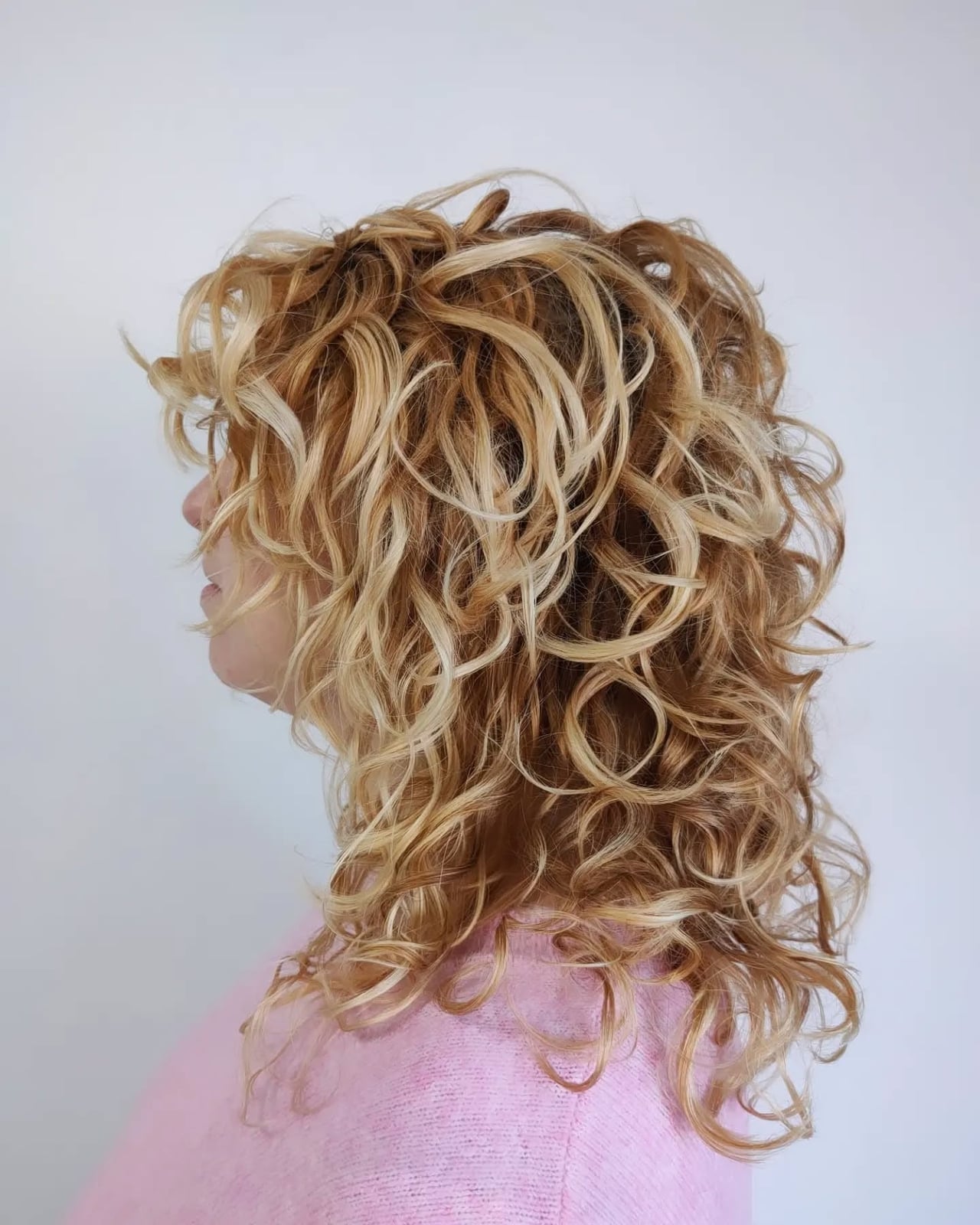 Shoulder Wolf Cut With Dimensional Color Shoulder Wolf Cut With Dimensional Color — Simple Curly Wolf Cut
