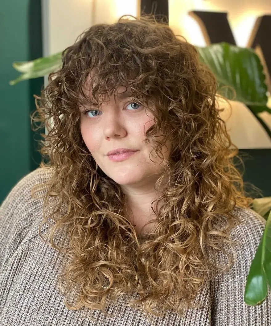 Mid-Back Medium Brown Wolf Cut With Blonde Balayage Mid-Back Medium Brown Wolf Cut With Blonde Balayage — Simple Curly Wolf Cut