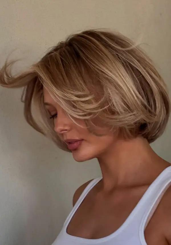 Warm Blonde Bob With Voluminous Layers Warm Blonde Bob With Voluminous Layers — Simple Curtain Bangs Short