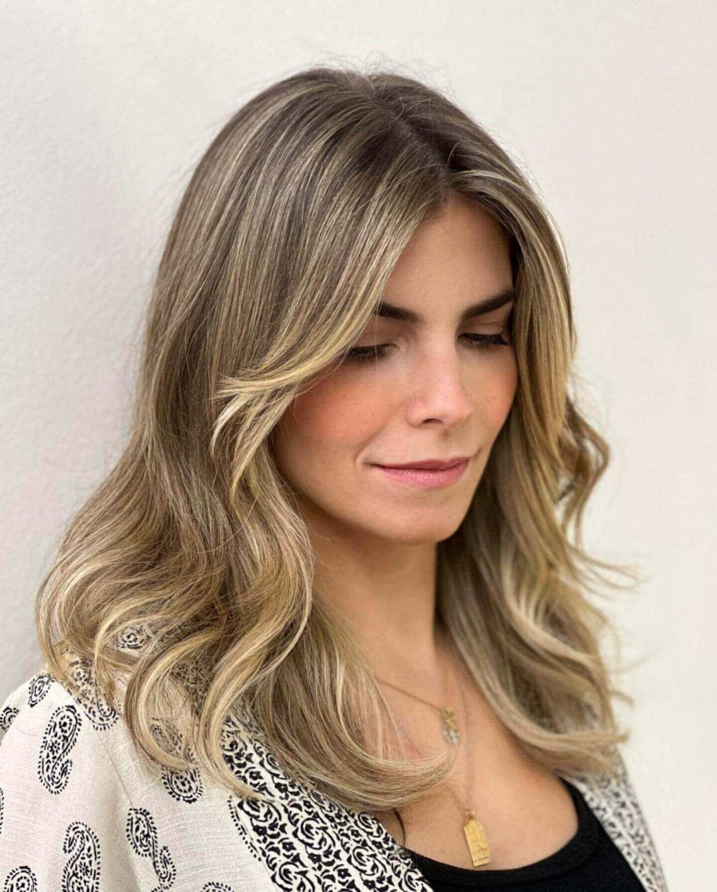 Collarbone Dark Blonde Wavy Hair With Blowout, Close-Up Take — Simple Curtain Bangs with Layers