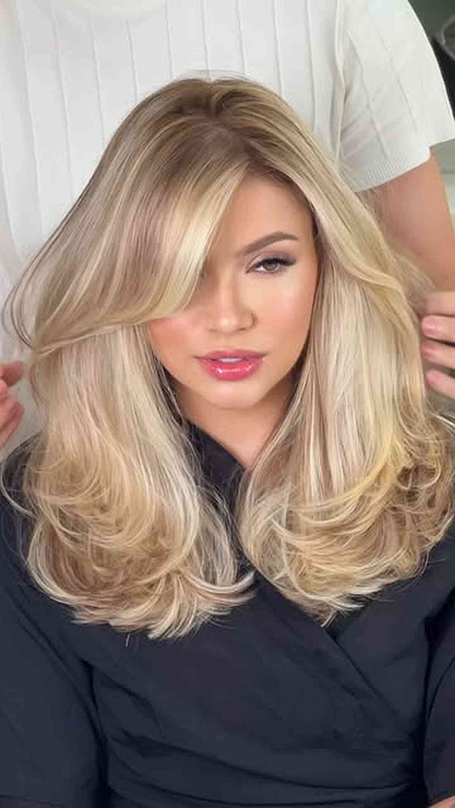 Voluminous Collarbone Ash Blonde Bob With Curtain Bangs, Close-Up Take — Simple Curtain Bangs with Layers
