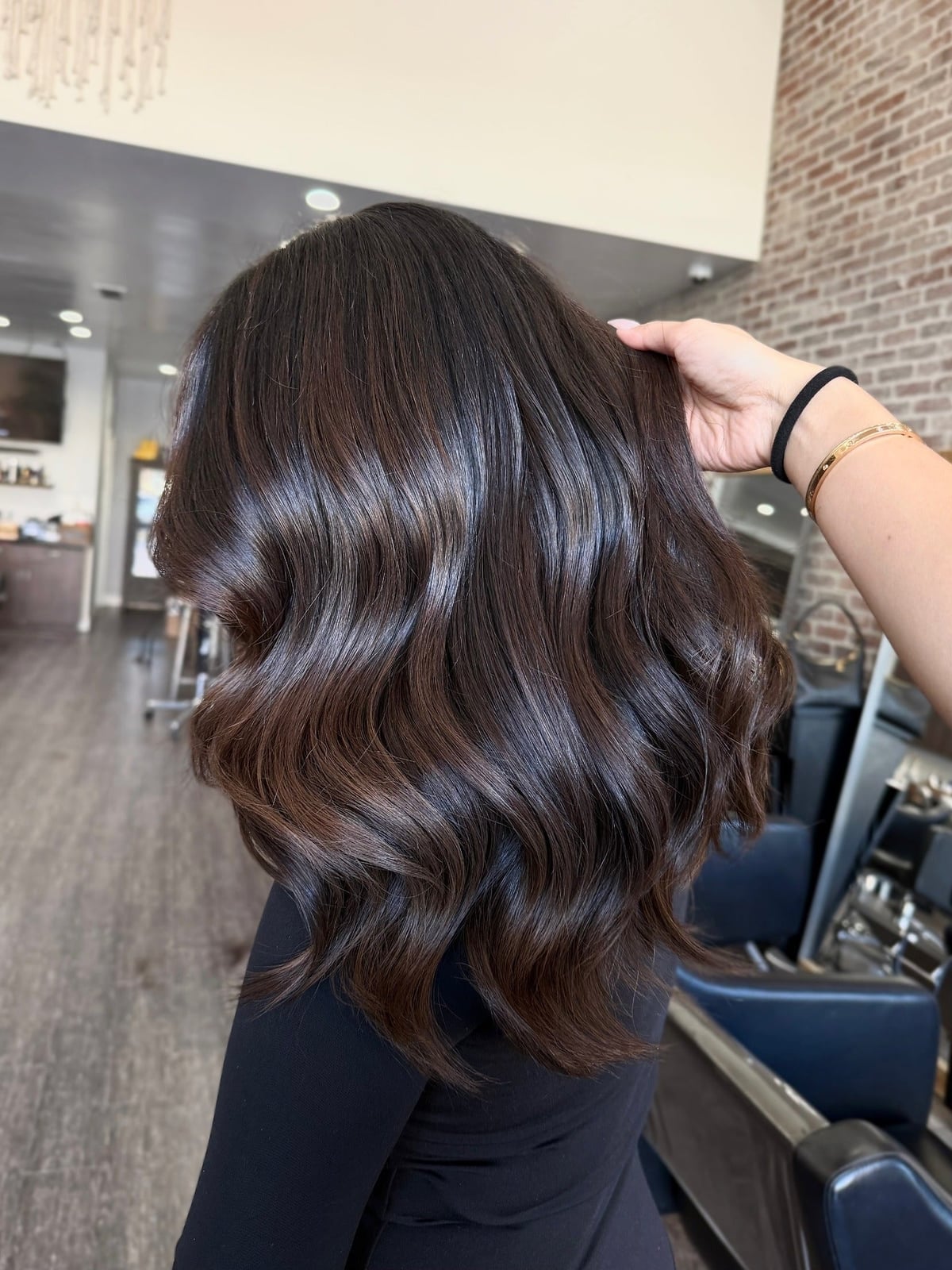 13 Chocolate Brown Hair with Highlights for Effortless Style – CreativeBooster