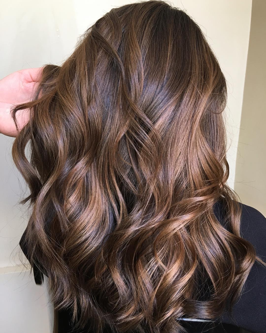 Dark Brown Collarbone Waves With Subtle Highlights Dark Brown Collarbone Waves With Subtle Highlights — Simple Dark Highlights