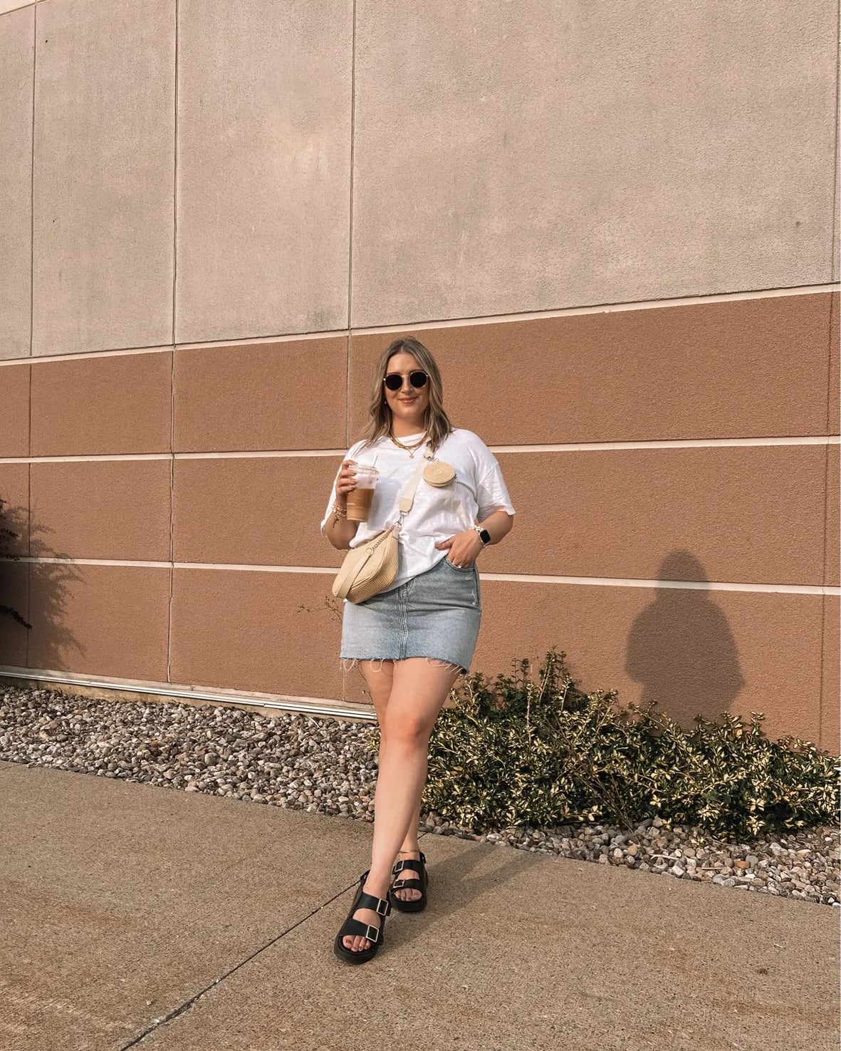 Distressed Denim Mini Skirt With Graphic Tee Distressed Denim Mini Skirt With Graphic Tee — Simple Denim Skirt Outfits