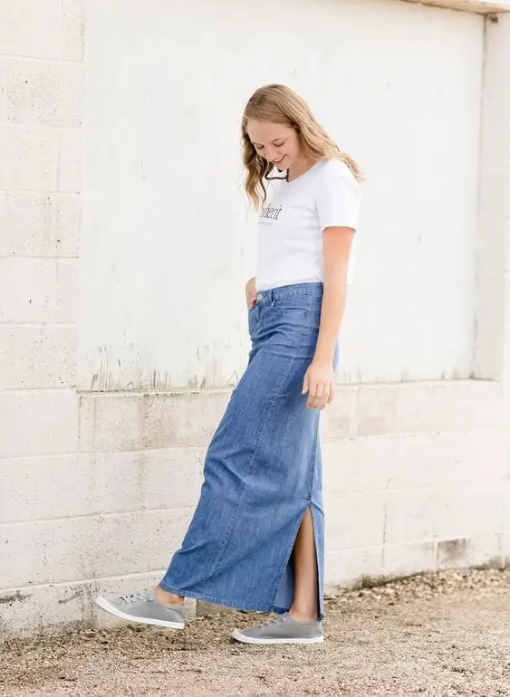 Maxi Denim Skirt With Graphic T-shirt And Sneakers, Blue Maxi Denim Skirt With Graphic T-shirt And Sneakers, Blue — Simple Denim Skirt Outfits