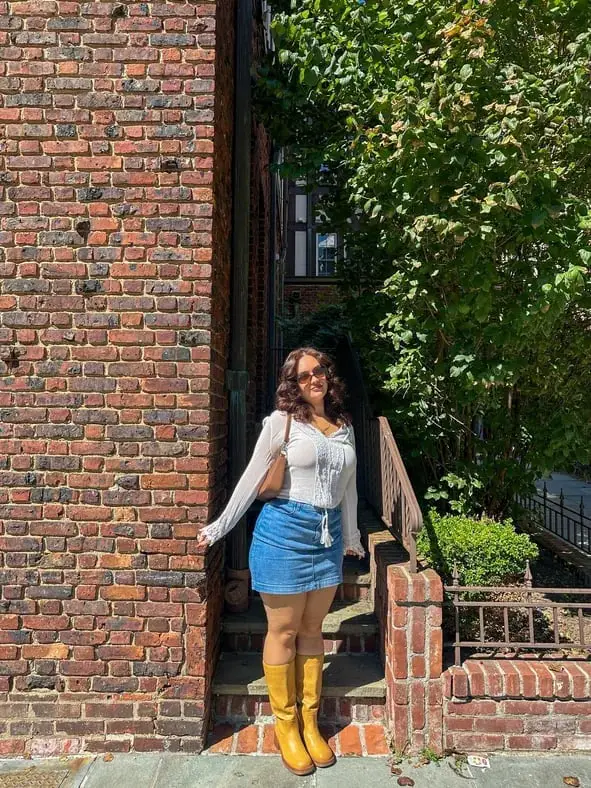 Blue Denim Mini Skirt With White Blouse And Yellow Boots Blue Denim Mini Skirt With White Blouse And Yellow Boots — Simple Denim Skirt Outfits