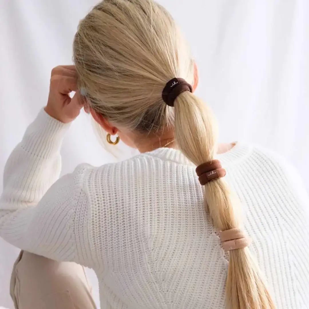 Mid-Back Ash Blonde Ponytail, Close-Up Take — Simple Different Hairstyles