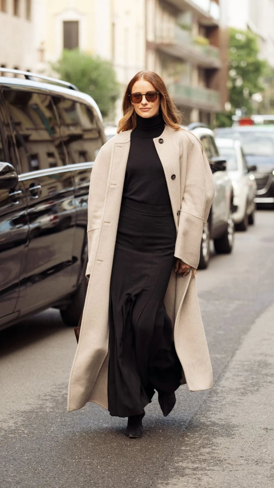 Oversized Beige Coat Over Black Turtleneck and Maxi Skirt Oversized Beige Coat Over Black Turtleneck and Maxi Skirt — Simple Dinner Outfits