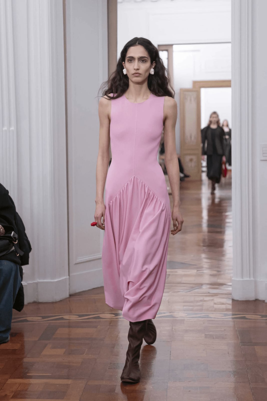 Pink Midi Dress With Dark Brown Block Heel Boots Pink Midi Dress With Dark Brown Block Heel Boots — Simple Dresses and Boots Outfit