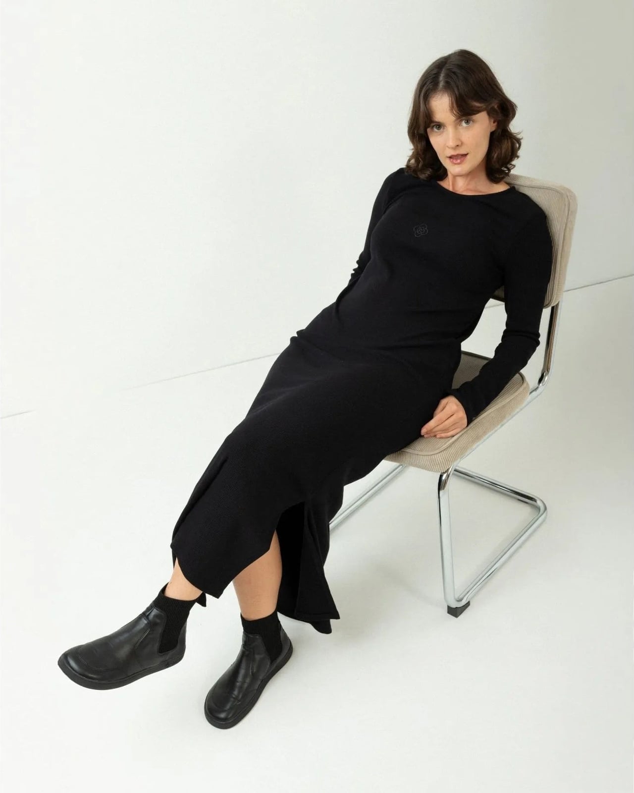 Black Ribbed Midi Dress With Chelsea Boots Black Ribbed Midi Dress With Chelsea Boots — Simple Dresses and Boots Outfit