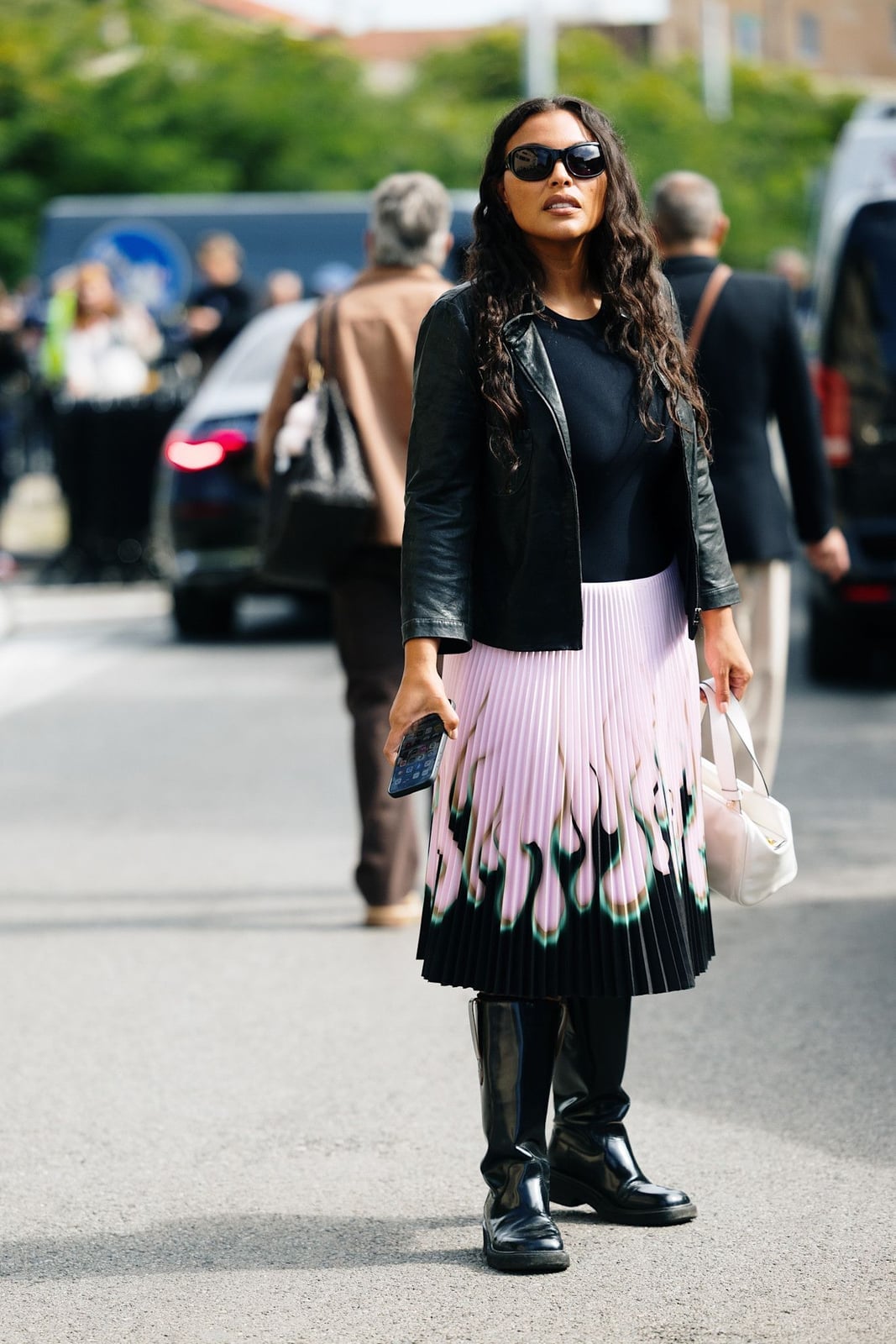 Pink Pleated Midi Skirt With Black Jacket and Chunky Boots Pink Pleated Midi Skirt With Black Jacket and Chunky Boots — Simple Dresses and Boots Outfit