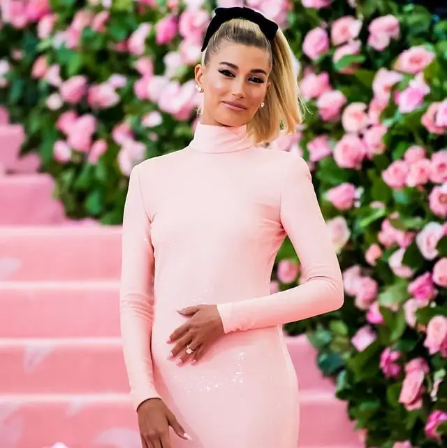 Blonde Chin Bob Ponytail With Bow Blonde Chin Bob Ponytail With Bow — Simple Dresses Hairstyles