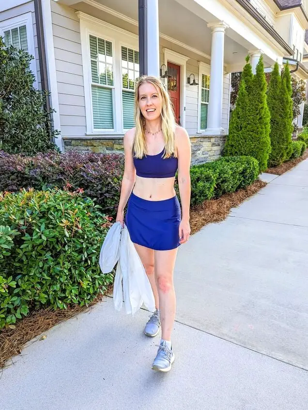 Navy Blue Sports Bra and Skort Set With Gray Athletic Sneakers Navy Blue Sports Bra and Skort Set With Gray Athletic Sneakers — Simple Everyday Outfits
