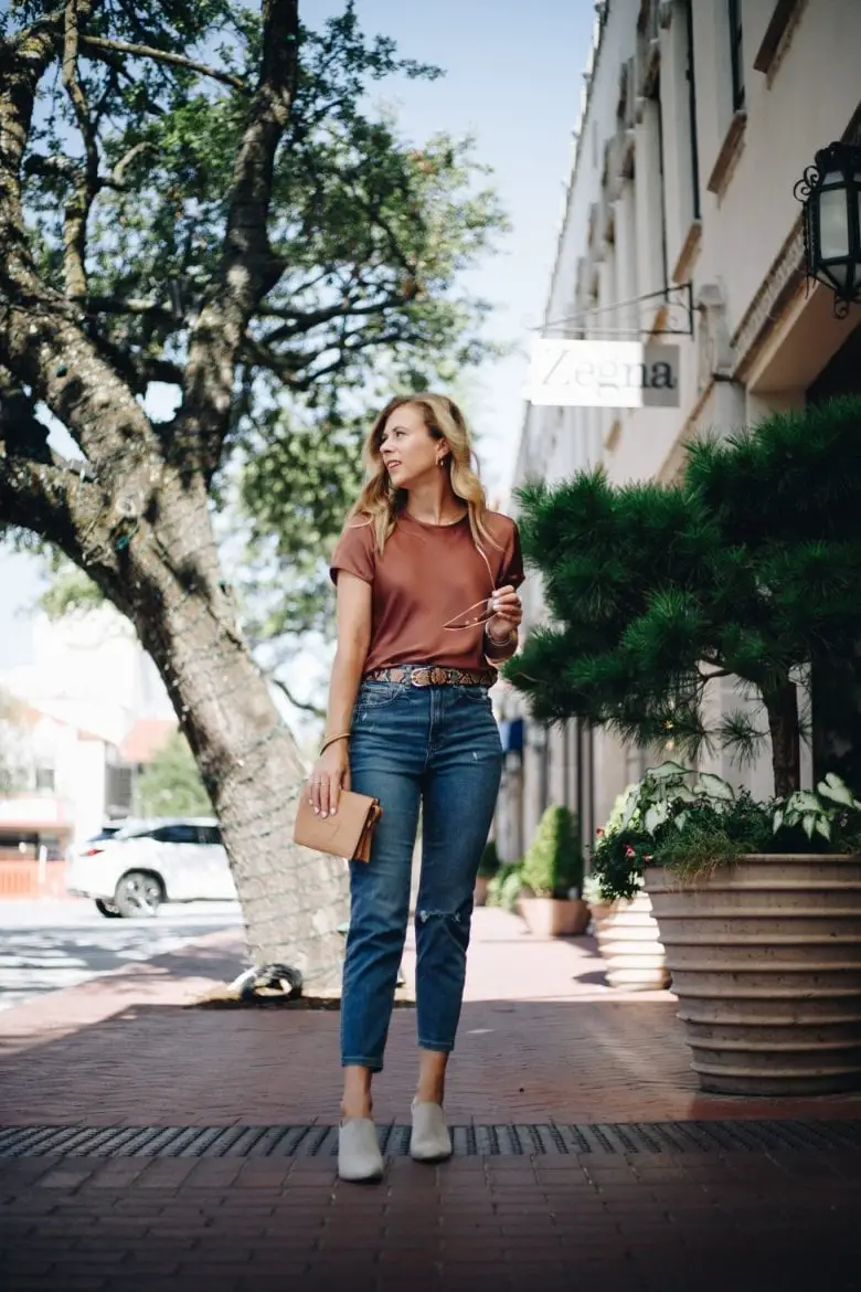 Blue Jeans with Brownish-Red T-Shirt and Leopard Belt Blue Jeans with Brownish-Red T-Shirt and Leopard Belt — Simple Everyday Outfits