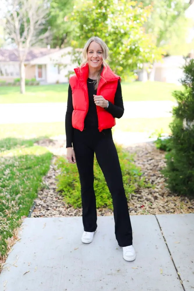 Black Flare Leggings with Red Puffer Vest Black Flare Leggings with Red Puffer Vest — Simple Flare Leggings Outfits